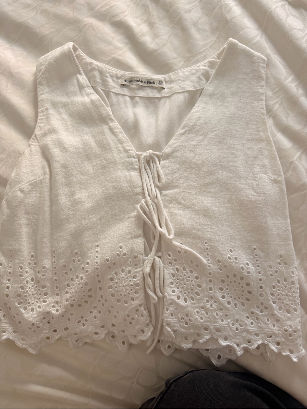 Abercrombie & Fitch Broderie top